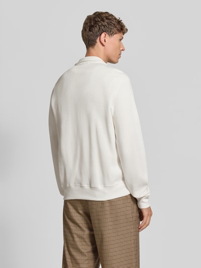 Männermodel trägt Regular Fit Troyer aus reiner Baumwolle von Lacoste in Weiß, glatte Struktur, Herren Troyer von Lacoste, Ganzkörperansicht Rückansicht.