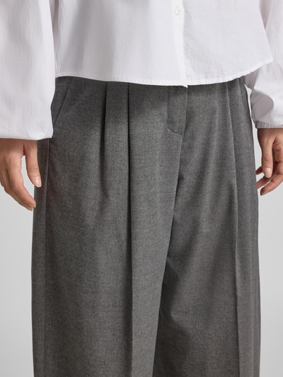 Kobiece modelka nosi Regular Fit Weite Hose mit Viskose-Woll-Anteil Modell 'MAYLA' od Raffaello Rossi, szara tkanina o gładkiej fakturze, zbliżenie na górną część spodni, kontekst: damskie szerokie spodnie od Raffaello Rossi, zbliżenie na górną część ciała.