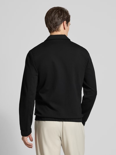 Männermodel trägt Jacke mit Umlegekragen und Reißverschluss von Lindbergh, Regular-Fit, Material-Mix mit Viskose-Anteil, Ganzkörperansicht Rückansicht