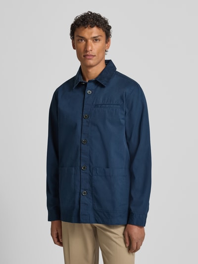 Männermodel trägt Regular Fit Hemdjacke aus reiner Baumwolle von Barbour, Optik: Unifarben, Umlegekragen mit Cord-Besatz, Ganzkörperansicht von vorne