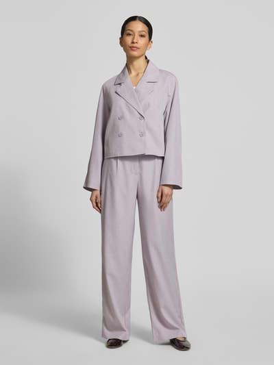 Vrouwenmodel draagt Regular Fit Blazer met Reverskraag model 'Amiri' van LOLLYS LAUNDRY, materiaalmix met viscose, met dubbele rij knopen, regular fit, kleur lichtpaars, gladde textuur. Ganzekörperansicht von voren.