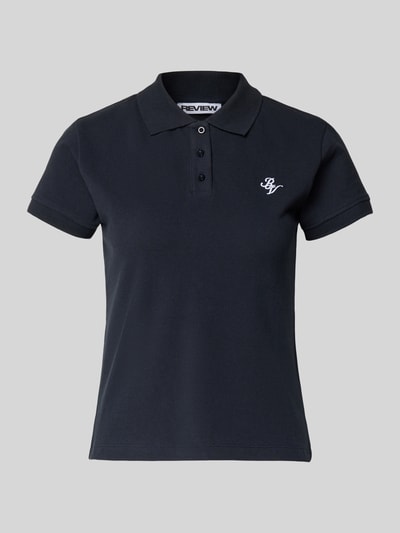 Produktfoto, Kurzärmliges Poloshirt in Piquéoptik mit Kragen und Logostickerei von REVIEW, puur katoen, slim fit, polokraag, donkerblauw, geborduurd logo, ruglengte maat S 52 cm