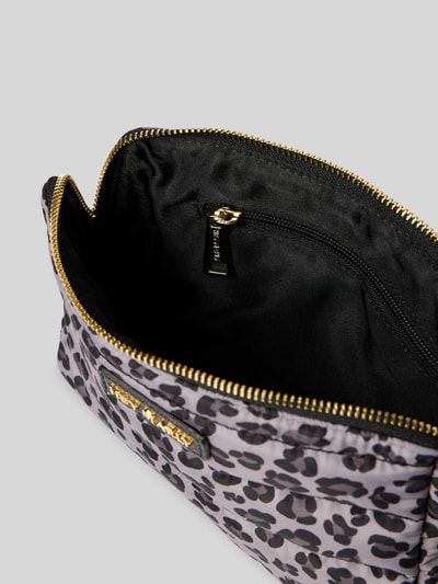 Produktfoto, Kosmetiktasche mit Label-Detail von Hey Marly im Allover-Leo-Print, sichtbares Hauptfach und Innenfach mit Reißverschluss, neutrale Textur und Farben