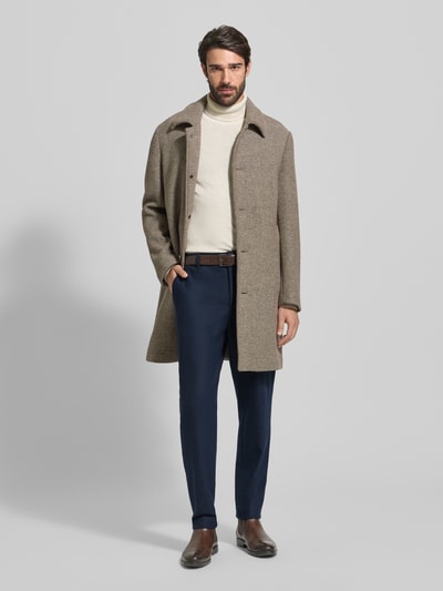 Männermodel trägt Tapered Stoffhose mit Woll-Anteil Modell 'PERIN' von BOSS in Melange-Optik mit seitlichen Eingrifftaschen, Ganzkörperansicht von vorne.