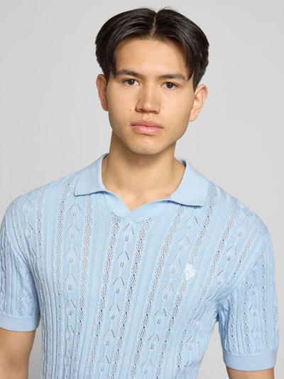 Männermodel trägt Slim Fit Strick-Poloshirt mit Label-Stitching von REVIEW in Hellblau, Zopfmuster, Reine Baumwolle, Nahaufnahme Oberkörper.