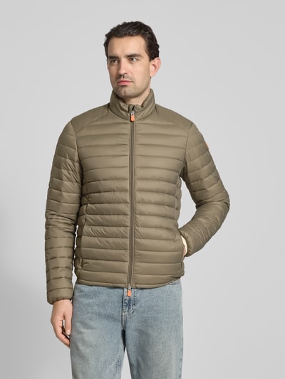 Männermodel trägt Steppjacke mit Zweiwegereißverschluss Modell 'Alexander' von SAVE THE DUCK in Olivgrün, Regular Fit, Ganzkörperansicht von vorne.