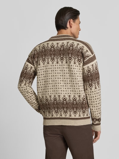 Männermodel trägt Regular Fit Pullover aus reiner Wolle Modell 'Albertville' von Dale of Norway in Strick-Optik, Ganzkörperansicht Rückansicht, Herren Pullover, Rückenlänge 66 cm, Ärmellänge 59 cm