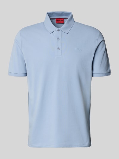 Produktfoto, Regular Fit Poloshirt aus reiner Baumwolle Modell 'DONOS222' von HUGO in Hellblau, unifarben mit Polokragen, Label Print, Piqué-Struktur.