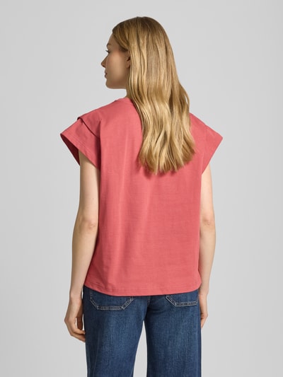 Modelka nosi T-shirt z krótkimi rękawami typu kappa, kolor różowy, prosta forma, T-Shirt mit Kappärmeln Modell 'PIO' od Bash, czysta bawełna, długość pleców w rozmiarze S: 58 cm, widok całej sylwetki z tyłu