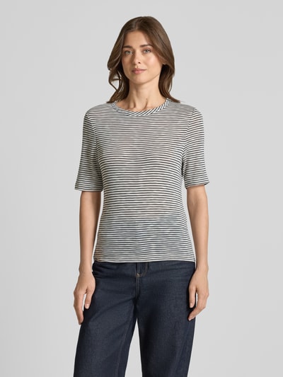 Frauenmodel trägt T-Shirt mit Rundhalsausschnitt Modell 'Sambi' von OPUS in Schwarz-Weiß Streifen, Material-Mix, Nahaufnahme Oberkörper.