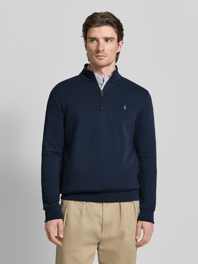 Männermodel trägt Regular Fit Troyer aus Baumwoll-Mix von Polo Ralph Lauren in Optik: Unifarben mit Logo-Detail, Ganzkörperansicht von vorne.
