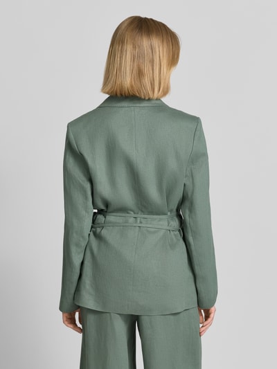 Frauenmodel trägt Anzugblazer mit Reverskragen von Jake*s Collection in Grün, taillierte Passform, Stoffband, Rückenansicht, Ganzkörperansicht Rückansicht.