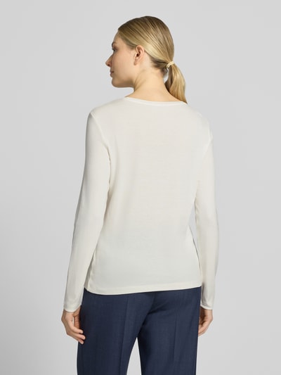 Vrouwenmodel draagt Slim Fit Longsleeve uit puur katoen van Christian Berg Woman, getailleerde pasvorm, ronde hals, ruglengte bij maat S 59 cm, Ganzkörperansicht Rückansicht.