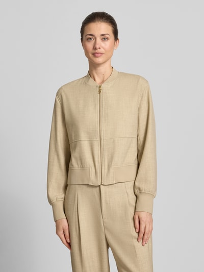 Vrouwenmodel draagt Regular Fit Blazer met Reißverschluss Modell 'Cate' van MOS MOSH in beige materiaalmix met viscose, opstaande kraag, ritssluiting, regular fit, mouwlengte 60 cm, borstwijdte 45 cm, ruglengte 52 cm, recht en effen gemêleerd oppervlak. Ganzkörperansicht van voren.