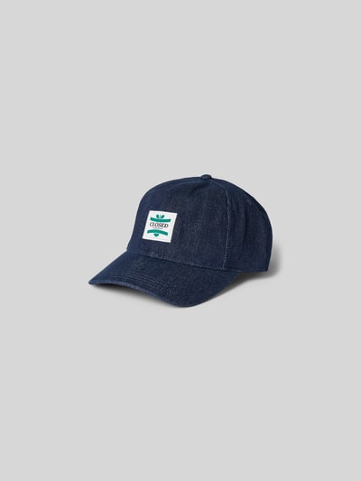 Produktfoto, Base Cap in Denim-Optik von Closed aus reiner Baumwolle mit Logo-Patch, Strapback-Verschluss und curved Visor auf grauem Hintergrund
