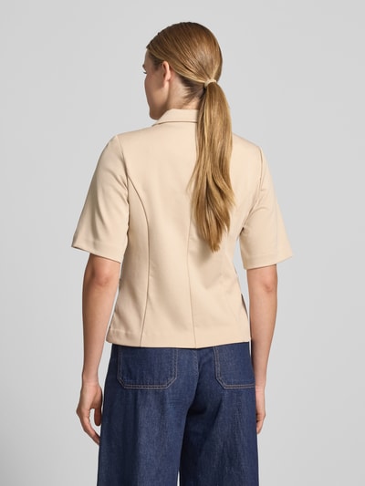 Frauenmodel trägt Blazer mit Viskose-Anteil Modell 'Kate' von ICHI, beigefarbener Elastischer-Material-Mix, Paspeltaschen, Rückenansicht Ganzkörperansicht.
