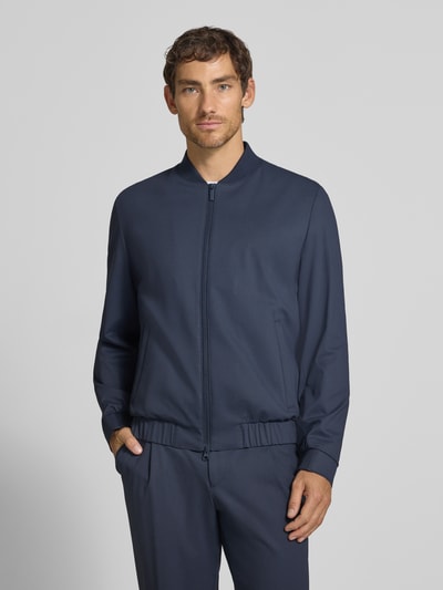 Männermodel trägt Blouson mit Zweiwege-Reißverschluss von bugatti in Dunkelblau, Material-Mix mit Stretch, Regular Fit, Ganzkörperansicht von vorne.