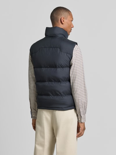 Männermodel trägt Regular Fit Weste mit Logo-Stitching von Polo Ralph Lauren in Dunkelblau, glatte Oberfläche, Ganzkörperansicht Rückansicht