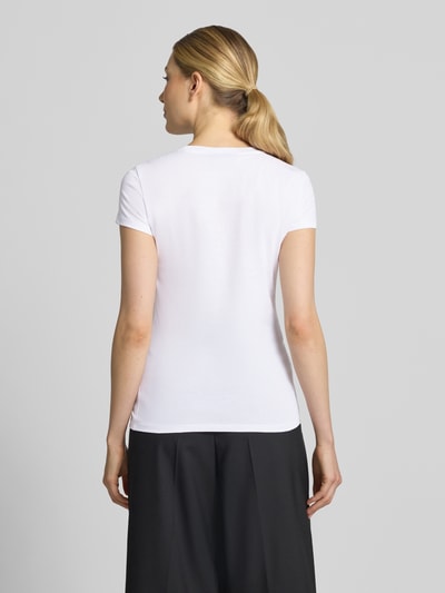 Frauenmodel trägt Slim Fit T-Shirt aus Baumwolle von Armani Exchange in Weiß, Rundhalsausschnitt, Rückenlänge 59 cm, Ganzkörperansicht Rückansicht.