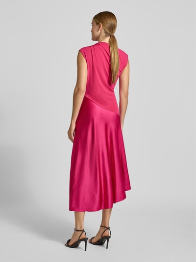 Frauenmodel trägt leuchtend pinkes, ärmelloses Midikleid aus reiner Viskose, Modell 'Jaspara' von Ted Baker, Rückansicht Ganzkörperansicht.