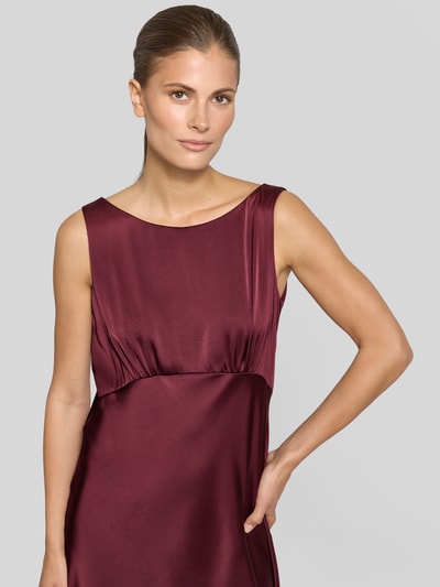 Frauenmodel trägt Cocktailkleid aus Satin mit Rundhalsausschnitt von V by Vera Mont in Bordeaux, fließende A-Linie, Nahaufnahme Oberkörper, Damen Cocktailkleider, Maxikleid, Rückenlänge 137 cm, Brustweite 41 cm, Größe 36.