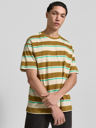 Männermodel trägt Blend T-Shirt mit Streifenmuster Modell 'KYRAN' aus reiner Baumwolle, Regular Fit, Nahaufnahme Oberkörper.