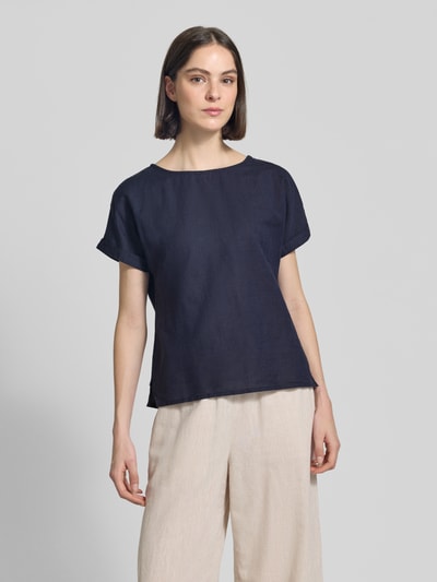 Frauenmodel trägt Leinenbluse mit fixiertem Ärmelaufschlag von Christian Berg Woman, dunkelblau, Straight Fit, Rundhalsausschnitt, Ganzkörperansicht von vorne. Damen Leinenbluse, Reines Leinen, Rückenlänge 60 cm, Ärmellänge 10 cm, Größe 36.