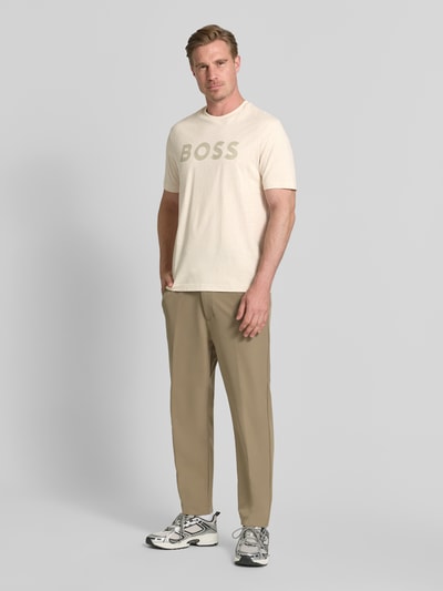 Męski t-shirt Regular Fit T-Shirt aus reiner Baumwolle model 'TS_STRUCTURE LOGO 1027473' von BOSS Green w kolorze jasnobeżowym, widoczne logo, proste kształty, gładka tekstura, Ganzkörperansicht von vorne.