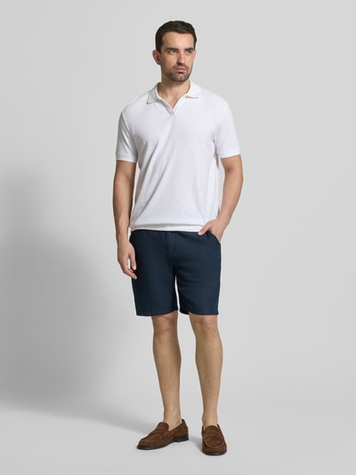 Mannenmodel draagt Comfort Fit Poloshirt mit V-Ausschnitt van Lindbergh in wit, structuurpatroon, katoen, label-detail, vooraanzicht volledige lichaamsweergave