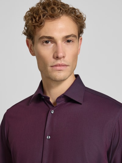 Männermodel trägt Regular Fit Business-Hemd mit Kentkragen von Christian Berg Men, Baumwoll-Mix, dezentes Lila, Nahaufnahme Oberkörper.