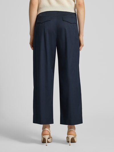 Frauenmodel trägt Hose mit weitem Bein und Bügelfalten von Windsor, Dunkelblau, Baumwoll-Mix mit Stretch-Anteil, Ganzkörperansicht Rückansicht.