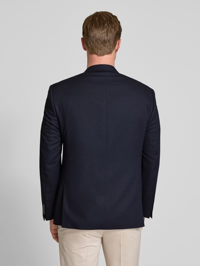 Männermodel trägt Slim Fit 2-Knopf-Sakko mit Pattentaschen von HECHTER PARIS aus Material-Mix mit Schurwoll-Anteil, Ganzkörperansicht Rückansicht.