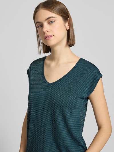 Modelka nosi Regular Fit Shirt aus Viskose-Mix Modell 'BILLO' od Pieces, unikatowy połysk, wzór w paski, U-dekolt, bez rękawów, z efektem nici, detal z logo, kolor morski, krój regular fit, materiał wiskozowy, zbliżenie na górną część ciała.