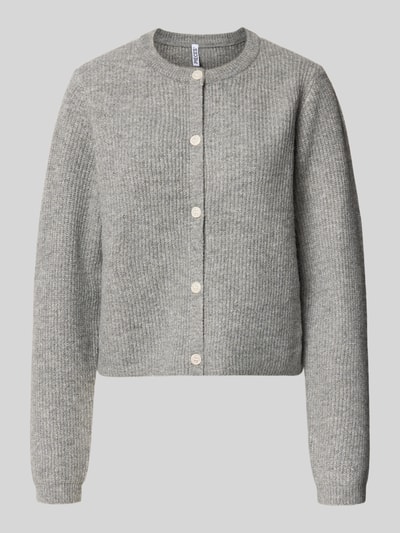 Produktfoto, graue Strickjacke mit Woll-Anteil Modell 'SILLY' von PIECES, Damen Strickjacke, weiche Textur, gerade Form, Frontansicht