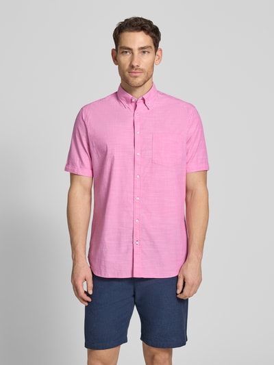 Männermodel trägt Regular Fit Freizeithemd mit Button-Down-Kragen von Christian Berg Men aus reiner Baumwolle, durchgehende Knopfleiste, kurzärmelig, Farbe Rosa, Struktur fein, Ganzkörperansicht von vorne.