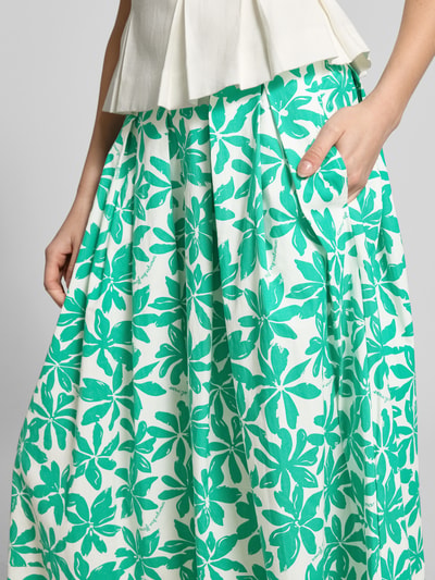 Kobiece model nosi spódnica plisowana im Allover-Look mit elastischem Bund von ROBE LÉGÈRE z mieszanki bawełny i elastanu, linia a, spódnica midi, wzór na całej powierzchni, szerokość w rozmiarze 36: 34 cm, całkowita długość w rozmiarze 36: 84 cm, detaliczne ujęcie dolnej części ciała.