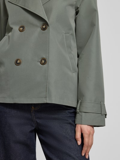 Frauenmodel trägt Jacke mit Reverskragen und Ärmelriegeln Modell 'AMANDA' von Soyaconcept aus Baumwoll-Mix, Regular-Fit, Nahaufnahme Oberkörper.