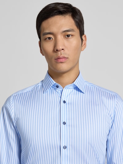 Männermodel trägt Slim Fit Businesshemd aus Baumwoll-Mix mit Haifischkragen von OLYMP Level Five, gestreift, Nahaufnahme Oberkörper. Herren Businesshemd, elastischer Baumwoll-Mix, Slim Fit, Haifischkragen, durchgehende Knopfleiste, langärmelig, Sportmanschetten.