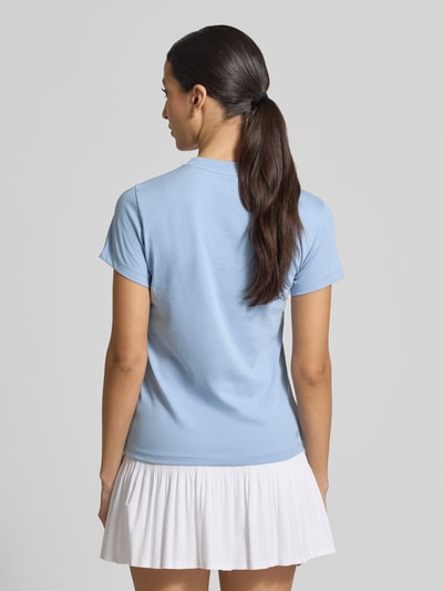 Frauenmodel trägt Slim Fit T-Shirt aus Baumwoll-Mix von Lacoste, Optik: Unifarben, Logo-Patch, Rundhals, Ganzkörperansicht Rückansicht.