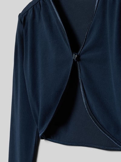 Mädchen trägt Regular Fit Bolero aus Baumwoll-Mix von s.Oliver RED LABEL in Dunkelblau, unifarben, 1-Knopf-Verschluss, Nahaufnahme Oberkörper.