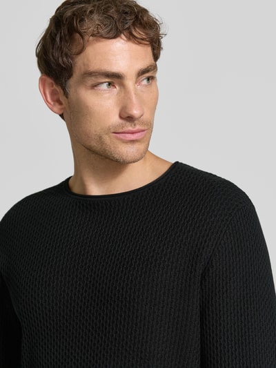 Männermodel trägt gebreide pullover met structuurpatroon van puur katoen, recht model, ronde hals, labelpatch, Model 'BLUMASON' van JACK & JONES premium, Nahaufnahme Oberkörper. Ruglengte maat M: 68 cm, mouwlengte maat M: 66 cm.