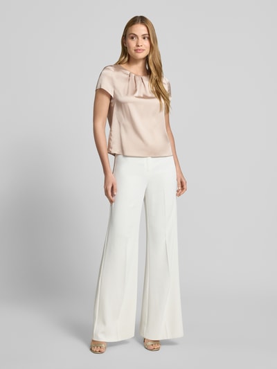 Frauenmodel trägt Blusenshirt mit Rundhalsausschnitt und Raffungen von Vera Mont, Satin, Regular-Fit, Ganzkörperansicht von vorne.