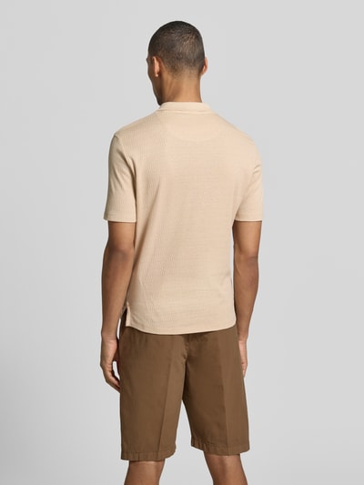 Männermodel trägt Modern Fit Poloshirt mit Polokragen und Label-Detail von MARKUP aus Reiner Baumwolle, Rückenlänge 70 cm, Ganzkörperansicht Rückansicht