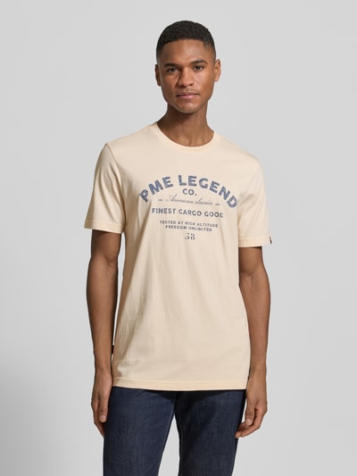 Männermodel trägt Regular Fit T-Shirt mit Logo-Print von PME Legend, beige Farbe, reine Baumwolle, Rundhalsausschnitt, Ganzkörperansicht von vorne.