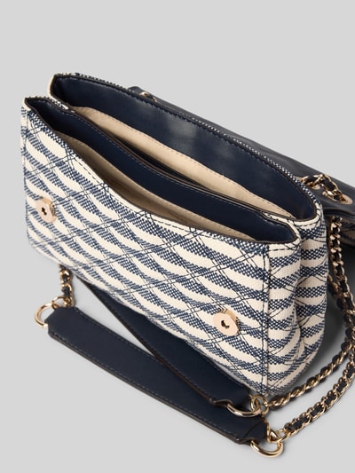 Produktfoto, Handtasche mit Label-Applikation Modell 'GIULLY II' von Guess z mieszanka materiałów z dodatkiem wiskozy, główna przegroda z klapką i zapięciem na magnes, szerokość w rozmiarze 1: 24 cm, długość w rozmiarze 1: 16 cm, głębokość w rozmiarze 1: 7 cm, długość paska na ramię w rozmiarze 1: 116 cm, kolory granatowy i beżowy, tekstura tkaniny z efektem graficznym.