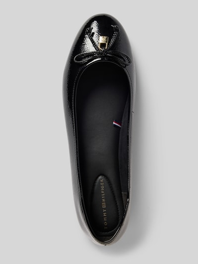 Produktfoto, Ballerina's uit lakleer van Tommy Hilfiger in effen zwart met glanzende look, afgeronde punt, blokhak, strikdetail met metalen hangslot, comfortmodel/open, fijngestructureerde zool, materiaalverwerking van echt leer.