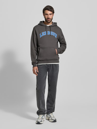Männermodel trägt Straight Fit Jeans im Used-Look Modell 'Ryder' von Les Deux, Reine Baumwolle, Eingrifftaschen, Ganzkörperansicht von vorne.