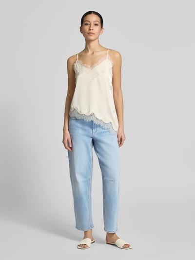 Kobiece model nosi Straight Fit Jeans im 5-Pocket-Design model 'Melly' od OPUS PANTS, mieszanka bawełny z dodatkiem streczu, krój relaxed fit, jasnoniebieskie, 5 kieszeni, zapięcie na guzik i zamek błyskawiczny, szerokość w rozmiarze 36/28: 39 cm, długość wewnętrzna nogawki w rozmiarze 36/28: 69 cm, widok całej sylwetki z przodu.