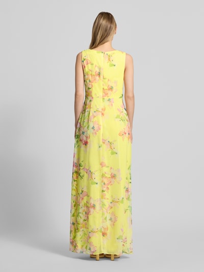 Frauenmodel trägt Maxikleid in Wickel-Optik mit V-Ausschnitt von Adrianna Papell, Allover-Look, fließender Stoff, Taillierter Schnitt, Ganzkörperansicht Rückansicht.