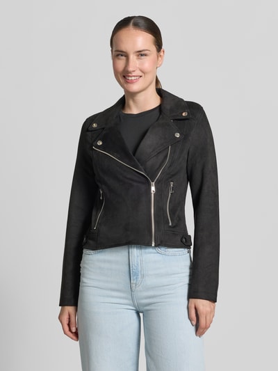 Kobiece model prezentuje Regular Fit Kunstlederjacke mit Riegeln am Rumpf Modell 'JOSE' von VERO MODA, czarny, prosty krój, matowa tekstura, widok na cały przód, kontekst: damska kurtka ze skóry ekologicznej od VERO MODA